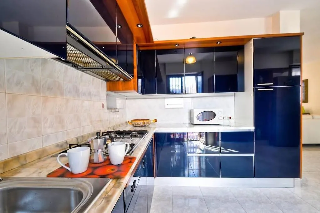 Stylish & Spacious Townhouse - Walk To Beach & Town Fertilia