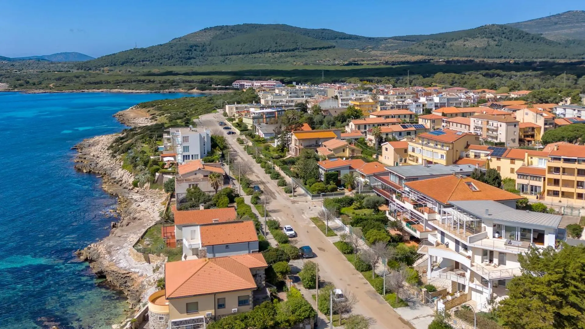 Stylish & Spacious Townhouse - Walk To Beach & Town Fertilia